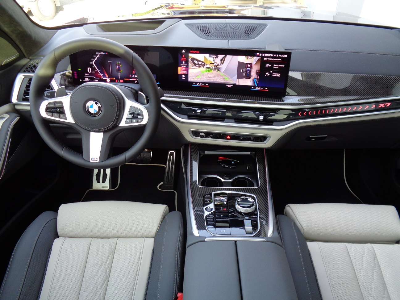 BMW X7 40d xDrive Msport | facelift | české předváděcí auto | předání březen 2023 | maximální výbava | luxusní kombinace | červená s béžovo - šedým interiérem | super cena 2.519.000,- Kč bez DPH | nákup online na AUTOiBUY.com